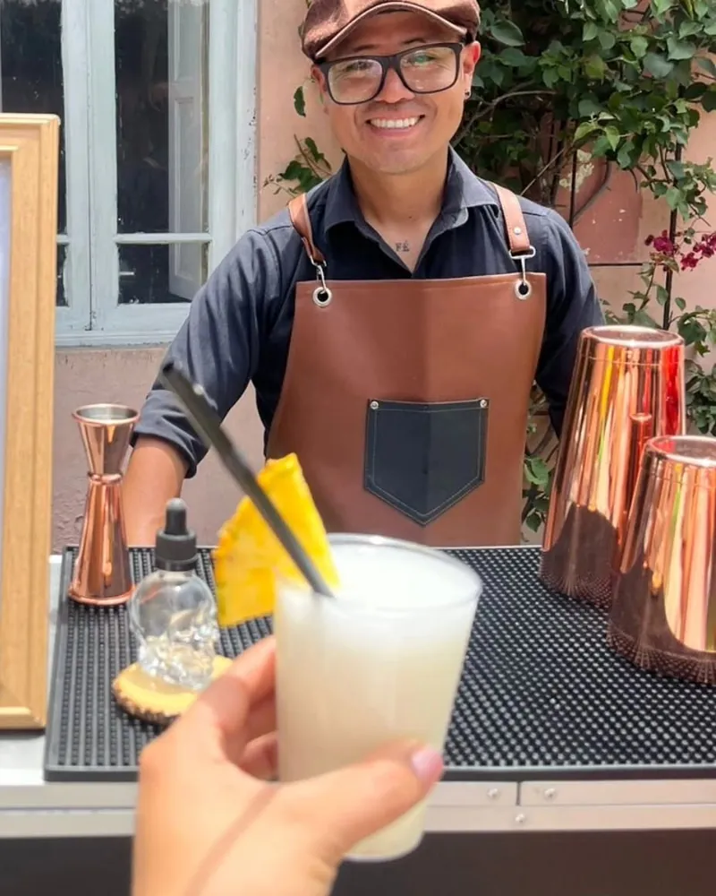 Bartender preparando un brindis