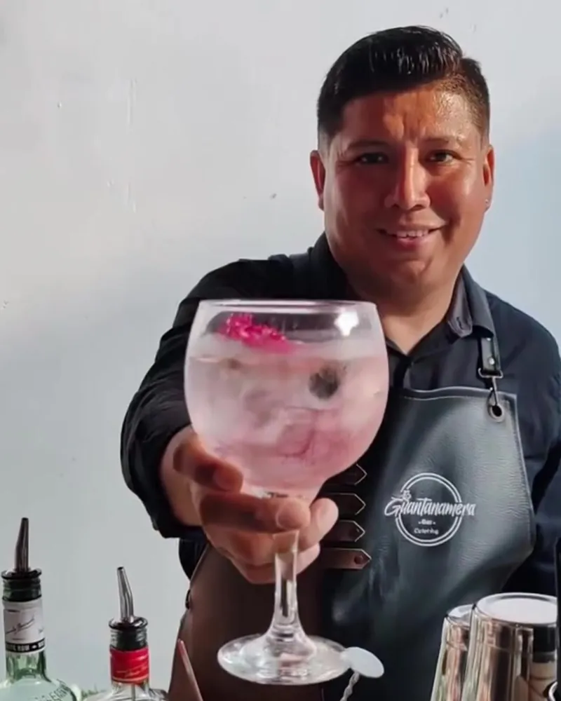 Bartender sirviendo un gin