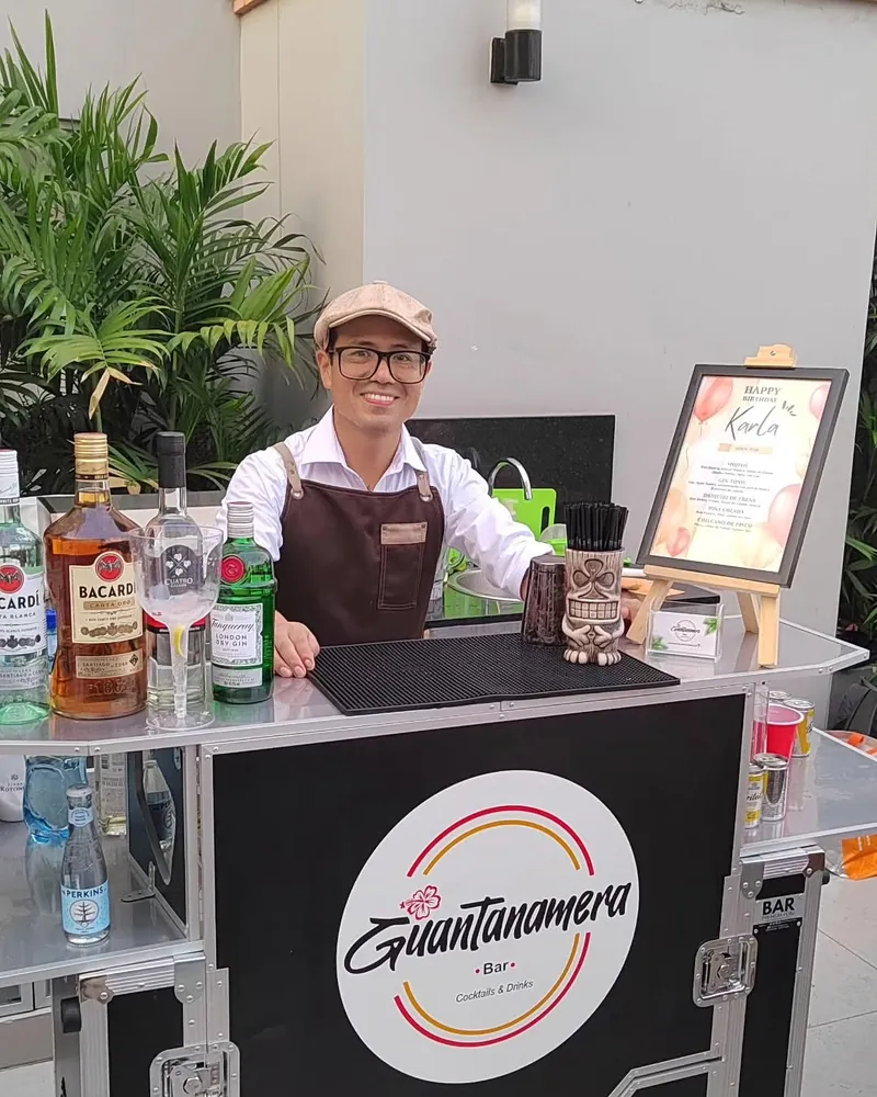 El bartender atendiendo la barra en un evento